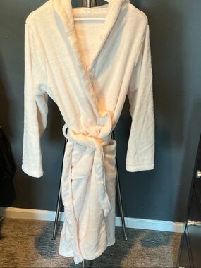 NWOT Cream Plush Hooded Bath Robe - Cream Women's Robe